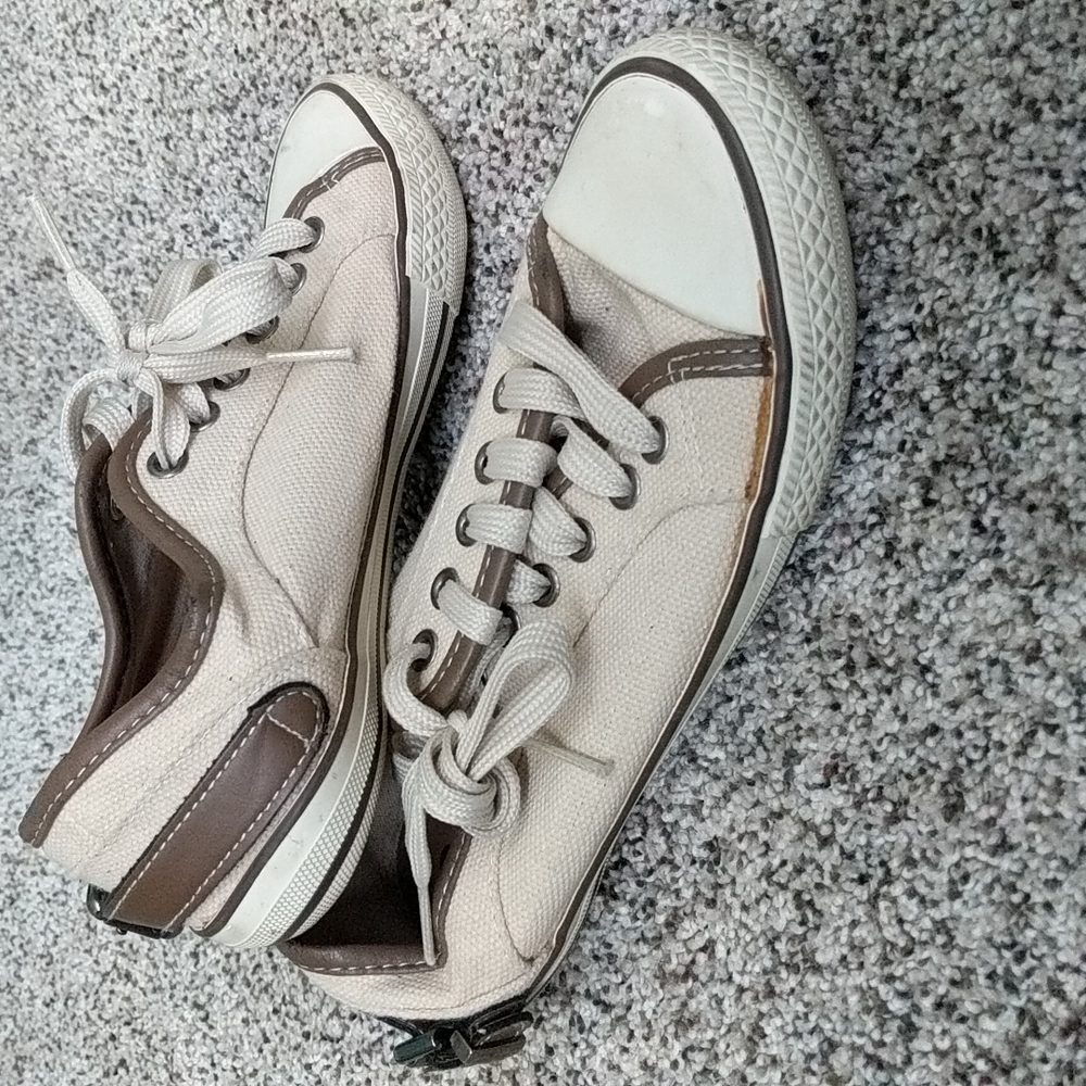 Women's sneakers with buckle detail